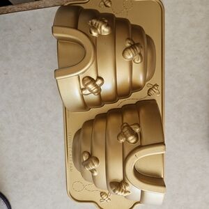 Nordic Ware Honeycomb Gold Cake Mold